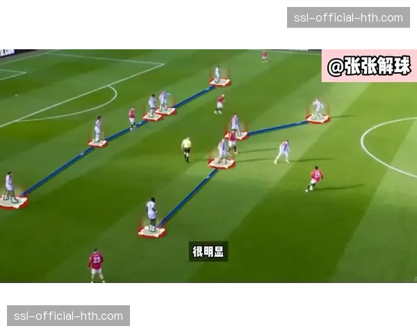 现场：欧冠比赛因球迷投掷杂物中断，裁判要求双方队长进行安抚