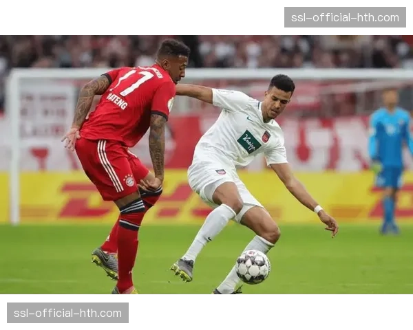 特写：海登海姆球员在对方禁区内的多次疑似犯规，VAR回看定位球进攻过程